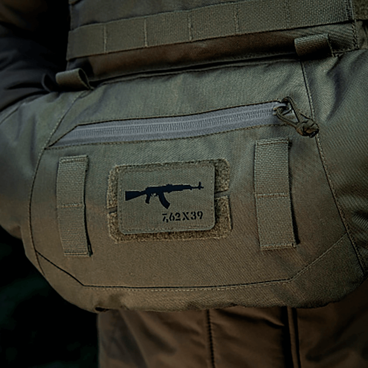 M-Tac AKM 7,62x39 Laser Cut Patch, kiinnitetty laukkuun Velcrolla.