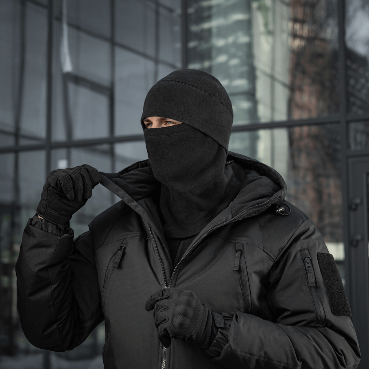 M-Tac Anatomisk Snood Justerbar Elite Fleece (320 g/m²) kylmään säähän, käytettävissä pipona, balaclavana tai kypärävuorena, musta tausta.