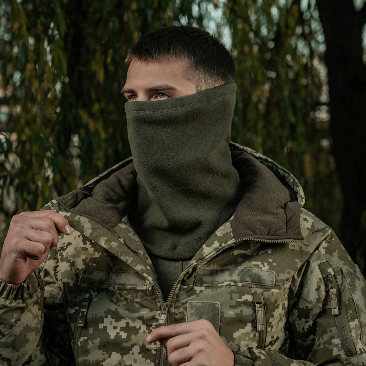 M-Tac Anatomisk Snood Justerbar Elite Fleece (320 g/m²) käytetty balaclavana kylmässä säässä, sotilaallisesti inspiroitu ilme luonnossa.