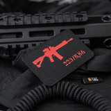 M-Tac AR-15 223/5,56 Laser Cut Patch, Velcro-kiinnitys, kiinnitetty taktisiin varusteisiin, kestävä patch sotilaalliselle, airsoft- ja ulkoilukäyttöön.