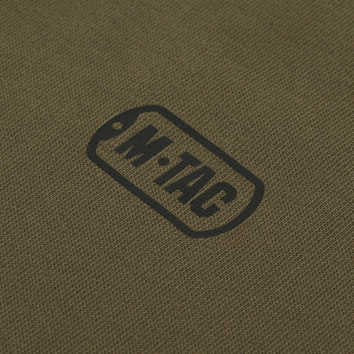 M-Tac Cotton Raglan Hard Hoodie 100% puuvillaa fleece-vuorella – lähikuva kankaasta ja M-Tac-logosta. Sopii syksyyn, talveen ja kevääseen.