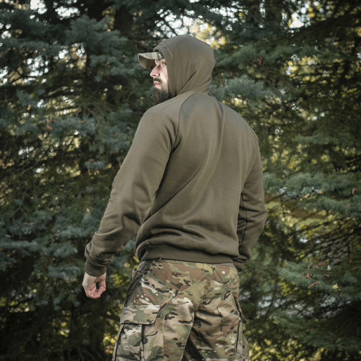 M-Tac Cotton Raglan Hard Hoodie metsässä tyylikkäällä muotoilulla, kengurutaskulla ja raglan-hihoilla, sopii ulkokäyttöön.