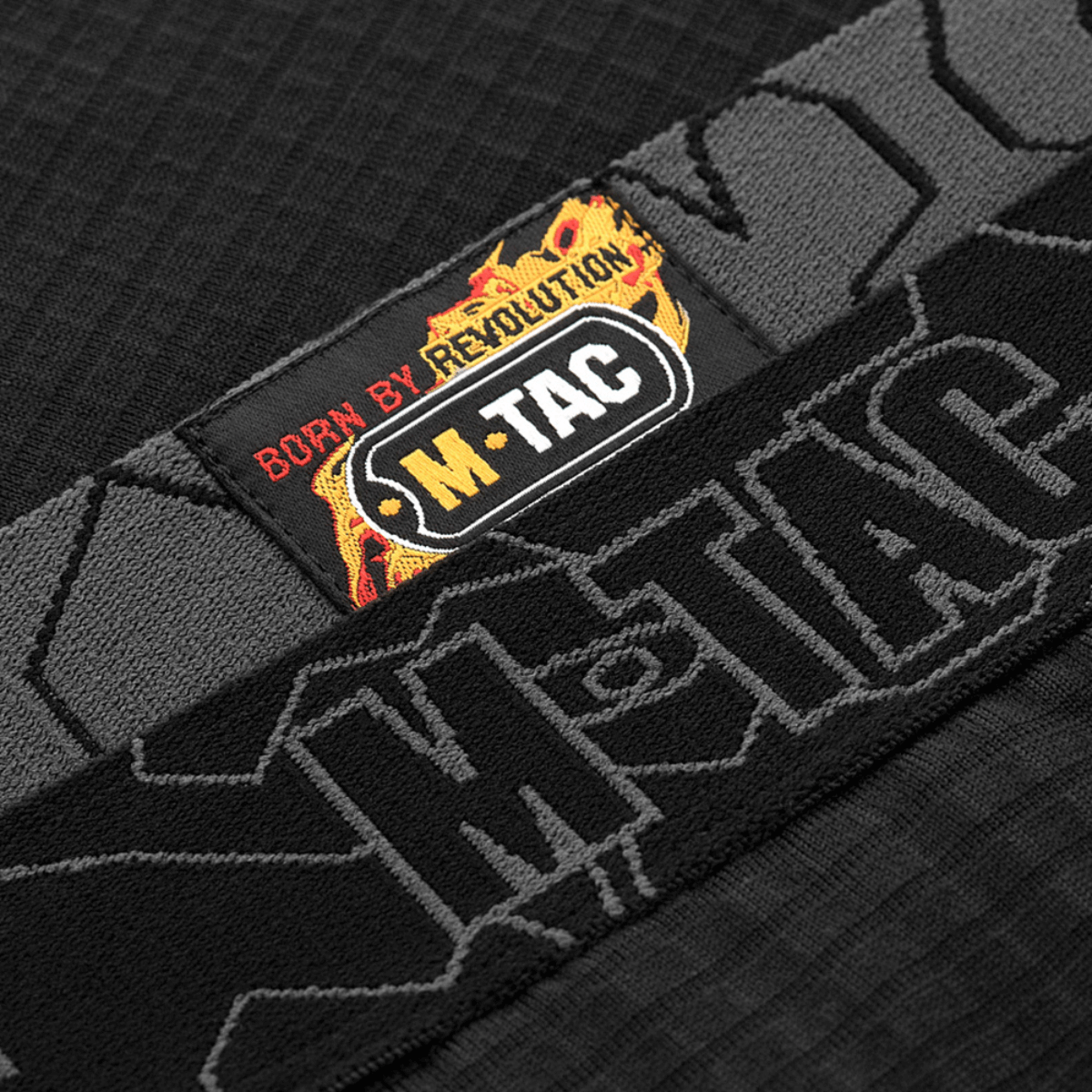 M-Tac Delta Level 2 Fleece -housujen etiketti brändilogolla lämmönkestävässä designissa, ihanteellinen kylmään säähän ja liikuntaan