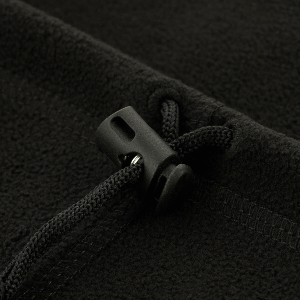 Lähikuva M-Tac Fleece Neck Gaiter med Snor – säädettävä nyörikiristys, musta fleece.