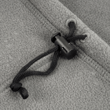 Yksityiskohta M-Tac Fleece Neck Gaiter med Snor harmaasta fleecestä ja mustasta säätönyöristä.