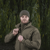 M-Tac Fleece Polartec Watch Cap käytössä, sopii hyvin ulkoiluun talvella ja suojaa kylmältä ja tuulelta, nähty vihreässä metsässä.