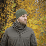 Mies pukeutuneena M-Tac Fleece Polartec Watch Cap -pipoon luonnossa syksyllä.