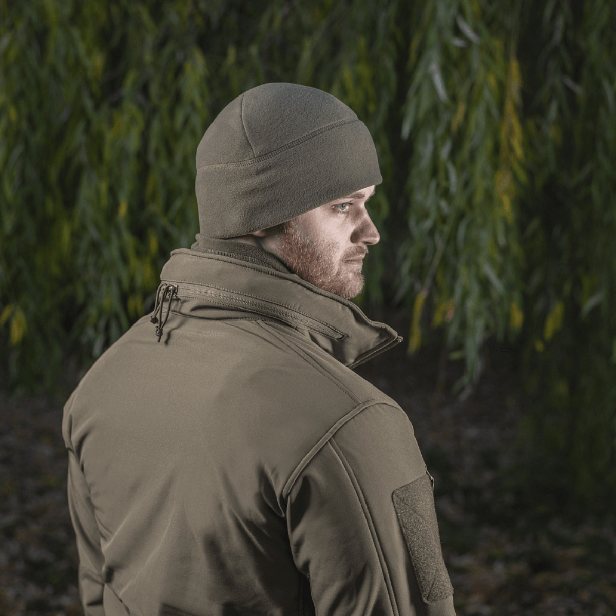 Mies pukeutuneena M-Tac Fleece Polartec Watch Cap -pipoon ulkoilmassa, suojaa kylmältä, sopii talvikäyttöön.