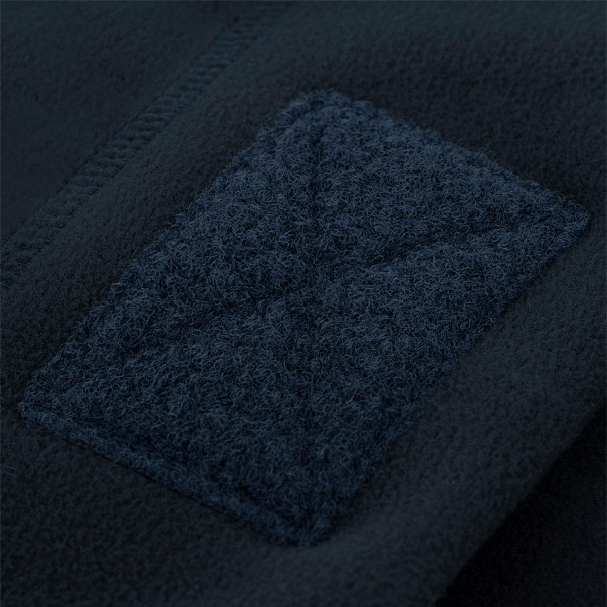 Lähikuva M-Tac Fleece Tactical Watch Cap Beanie m. Patch Panel etupaneelilla tarroille.