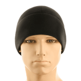 Mies pukeutuneena M-Tac Fleece Watch Cap Light Polartec Gen II, musta talvipipo, valmistettu kestävästä ja lämpimästä Polartec Micro Series -fleecestä.