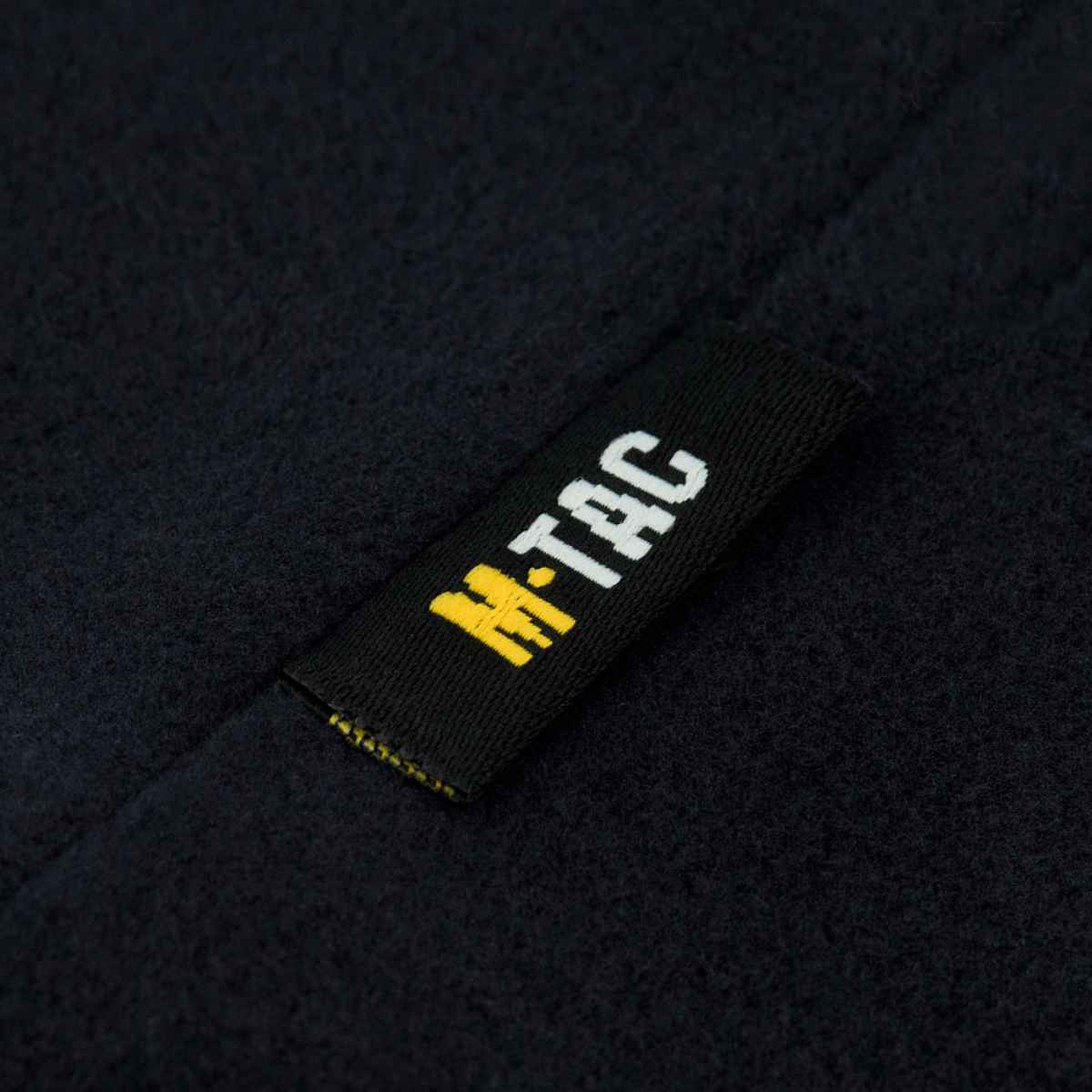 M-Tac Fleece Watch Cap Light Polartec Gen II Polartec Micro Series -fleecessä oleva merkkietiketti, lähikuva yksityiskohdista.