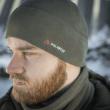 Mies pukeutuneena M-Tac Fleece Watch Cap Light Polartec -pipoon talvisessa ympäristössä.