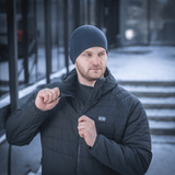 Mies pukeutuneena M-Tac Fleece Watch Cap Light Polartec -hattuun talvella.