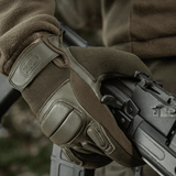 M-Tac Assault Tactical Mk.2 -hanskat käytössä, ote aidosta nahasta ja iskunvaimentavat insertit, sopii taktiseen käyttöön.