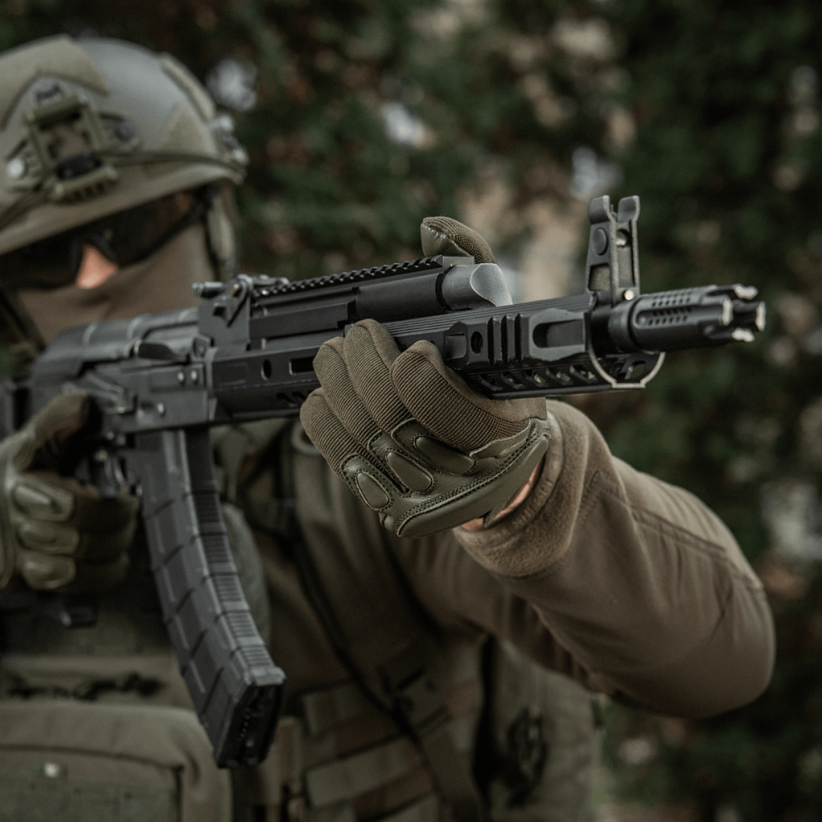 M-Tac Assault Tactical Mk.2 käytössä, tarjoaa mukavuutta ja maksimaalista suojaa, sopii taktiseen käyttöön.