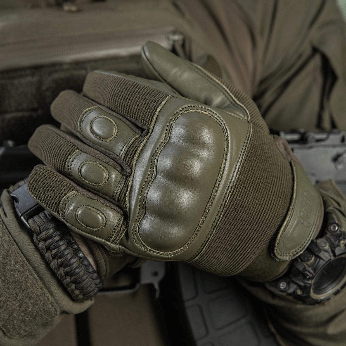 M-Tac Assault Tactical Mk.4 aidosta nahasta, vahvistettu kämmen ja säädettävä velcro turvalliseen istuvuuteen.