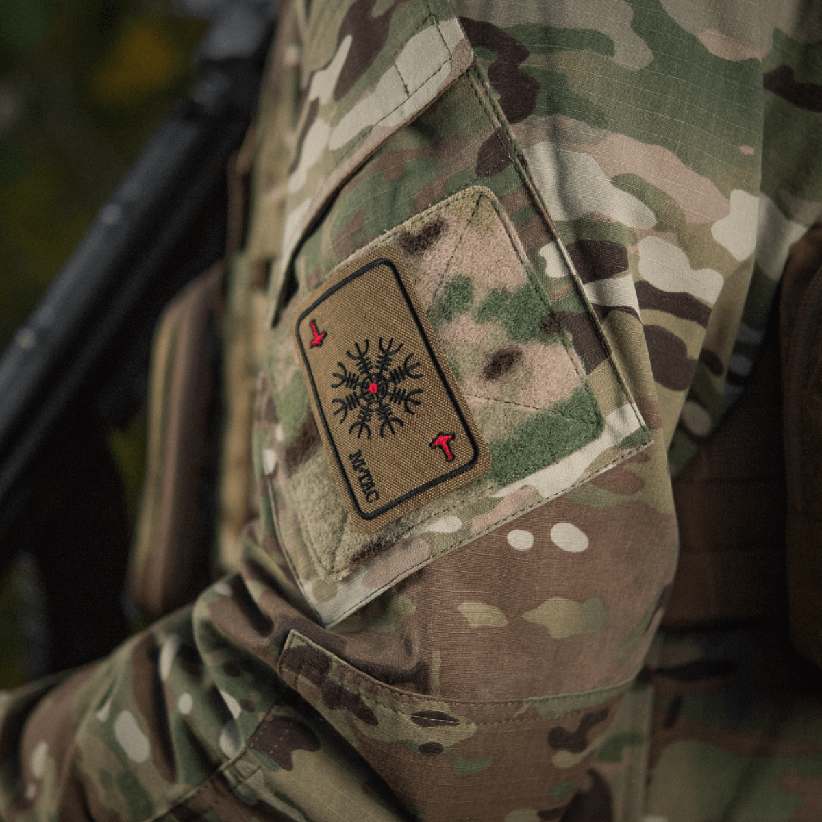 M-Tac Patch Kort Helm of Horror (brodeerattu) Ægishjálmur-symbolilla maastovaatteen hihassa, Cordura 500D, kestävä ja pitkäikäinen.