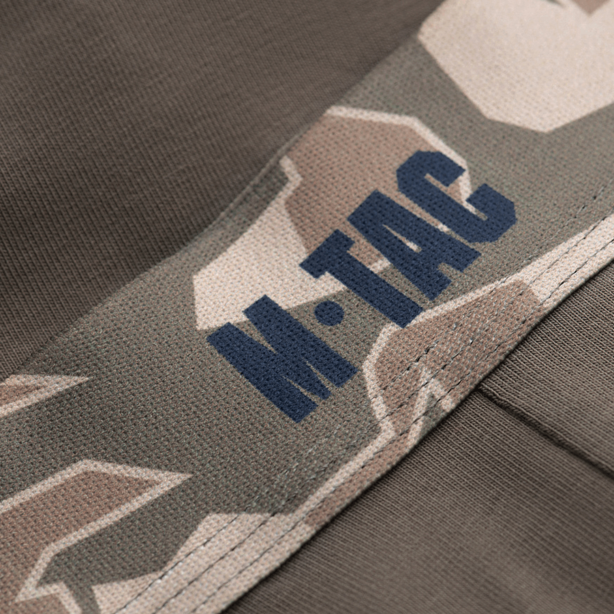 Yksityiskohtainen ommel ja kuminauha logoineen M-Tac Herre Boxer 93/7:ssa, suunniteltu mukavuuteen, kestävyyteen ja liikkumisvapauteen. Sopii aktiiviseen elämäntyyliin.