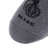 Kuva M-Tac Let Sommersokker Grenader harmaana, suunniteltu miesten ulkoiluun, ergonominen istuvuus ja alkuperäinen neulottu kuvio.