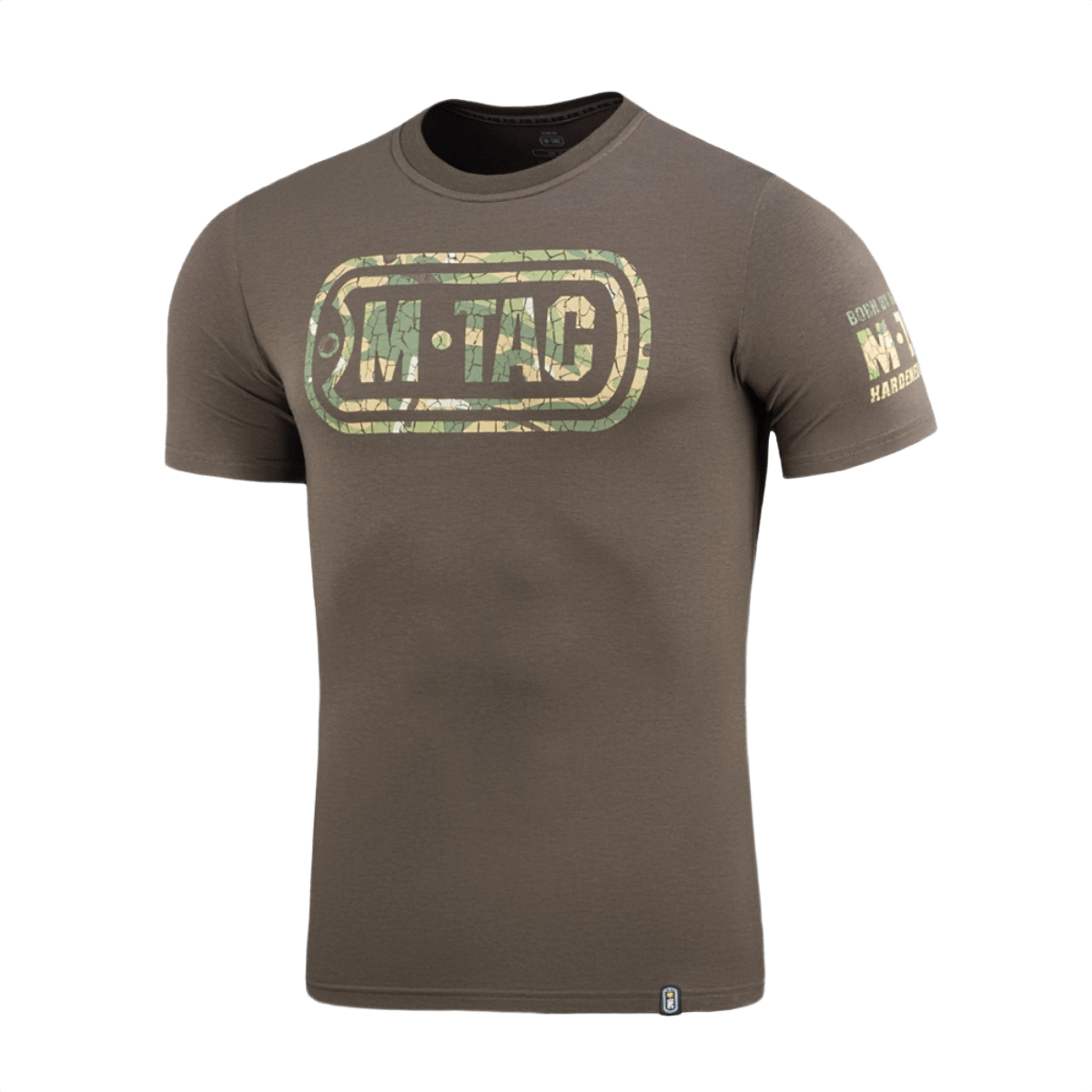 M-Tac T-Shirt Logo camokuvioinnilla, ikoninen M-Tac-logo ja "Born by Revolution – Hardened by War" -slogan hihassa.