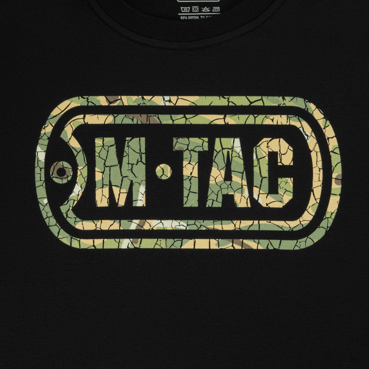 M-Tac T-Shirt Logo, maastokuvio ja ikoni painettuna mustalle taustalle.