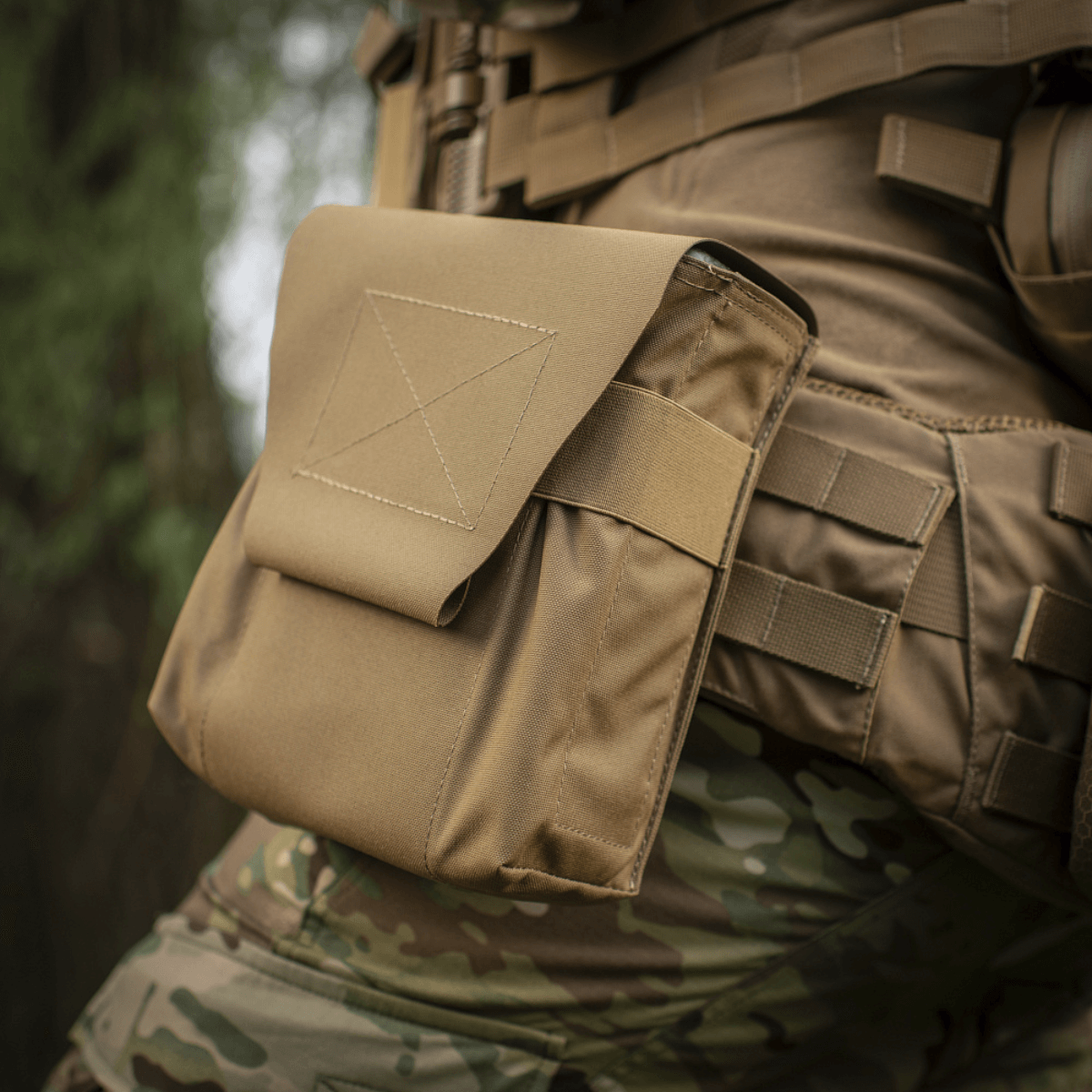M-Tac-tasku M249 Cartridge Box Closed kiinnitettynä maastopukuun