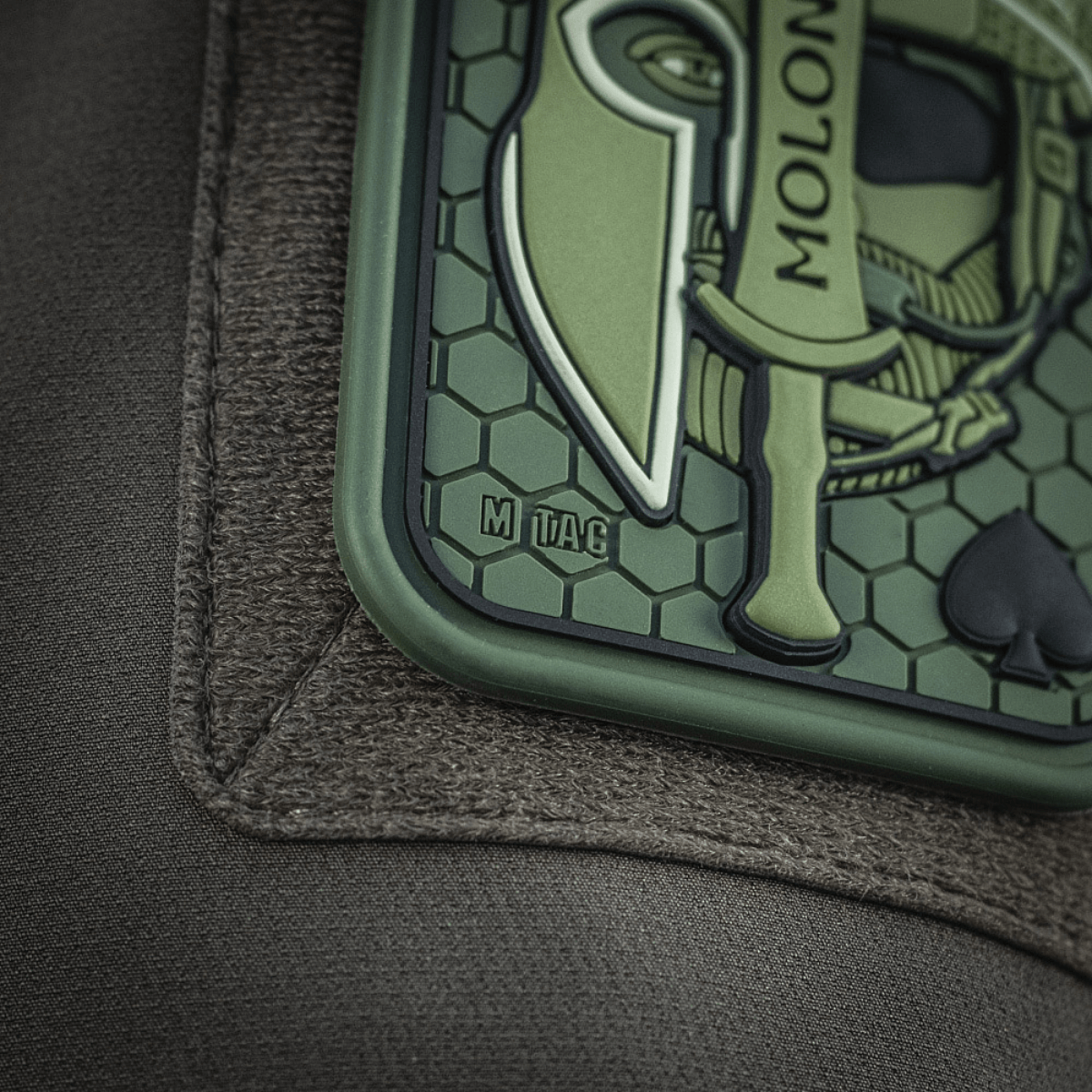 M-Tac Patch Molon Labe 3D PVC Velcro-kiinnityksellä, spartalaisesta innoituksestaan, näyttää yksityiskohtaisen kumimuotoilun, sopii taktiseen varustukseen.