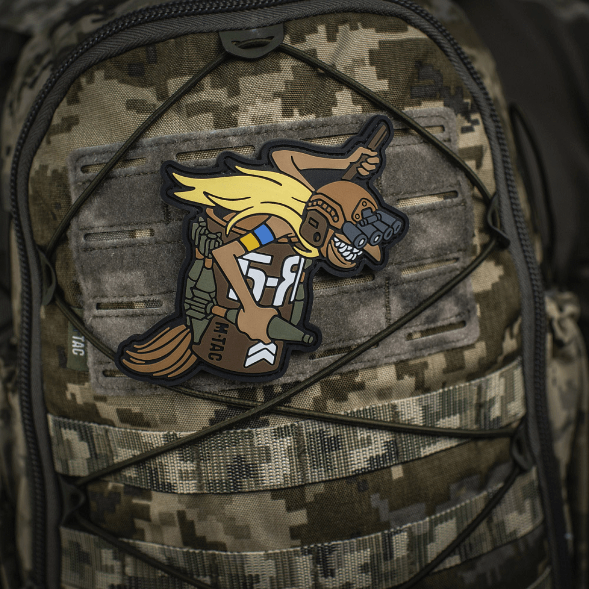 M‑Tac Patch Baba-Yaga Vertical maastoreppuun kiinnitettynä, esittää UAV-operaattoria yökameran ja kranaattien kanssa, innoittajana ukrainalainen UAV-ryhmä.