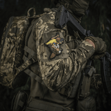 M‑Tac Patch Baba-Yaga Vertical sotilaspuvussa, innoittajana ukrainalaiset UAV-operaattorit, 3D-muotoilu ja tarrakiinnitys.
