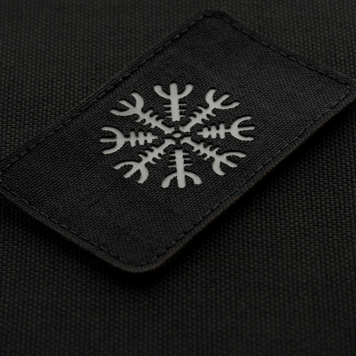 M-Tac Patch Helm of Horror Vaakasuuntainen Laser Cut – ægishjálmur, valmistettu kestävästä Cordura 500D:stä, kiinnitys Velcro.