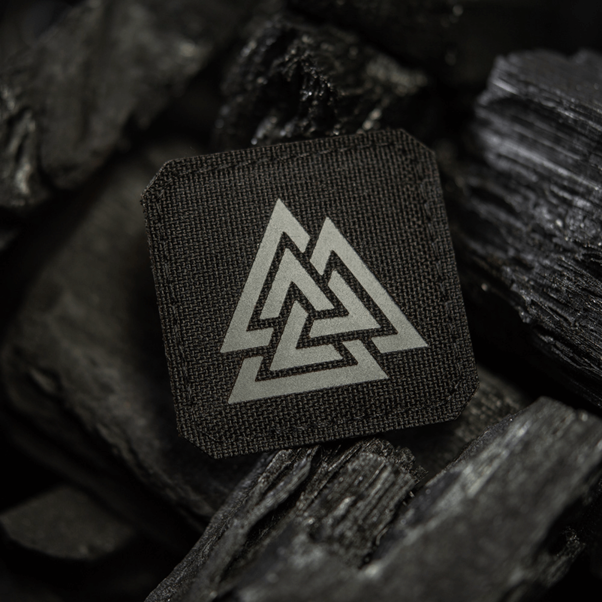 M-Tac Patch Valknut Laser Cut Odin symbol mustalla hiilipohjalla.