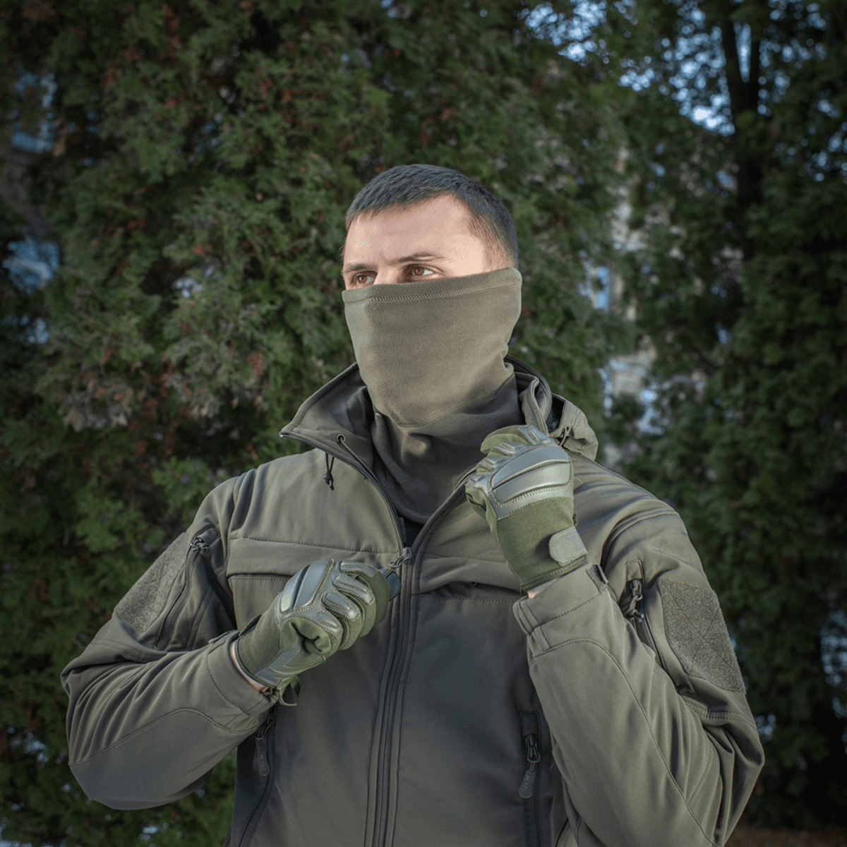 Mies pukeutuneena M-Tac Polartec Anatomic Tube Scarfiin metsässä, suojaa tuulelta, Polartec® Micro Series -fleece, monikäyttöinen huivi.