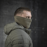 Mies käyttää M-Tac Polartec Anatomic Tube Scarf en tuulen suojana, tehty Polartec® Micro Series -fleecestä, ulkokäyttöön.