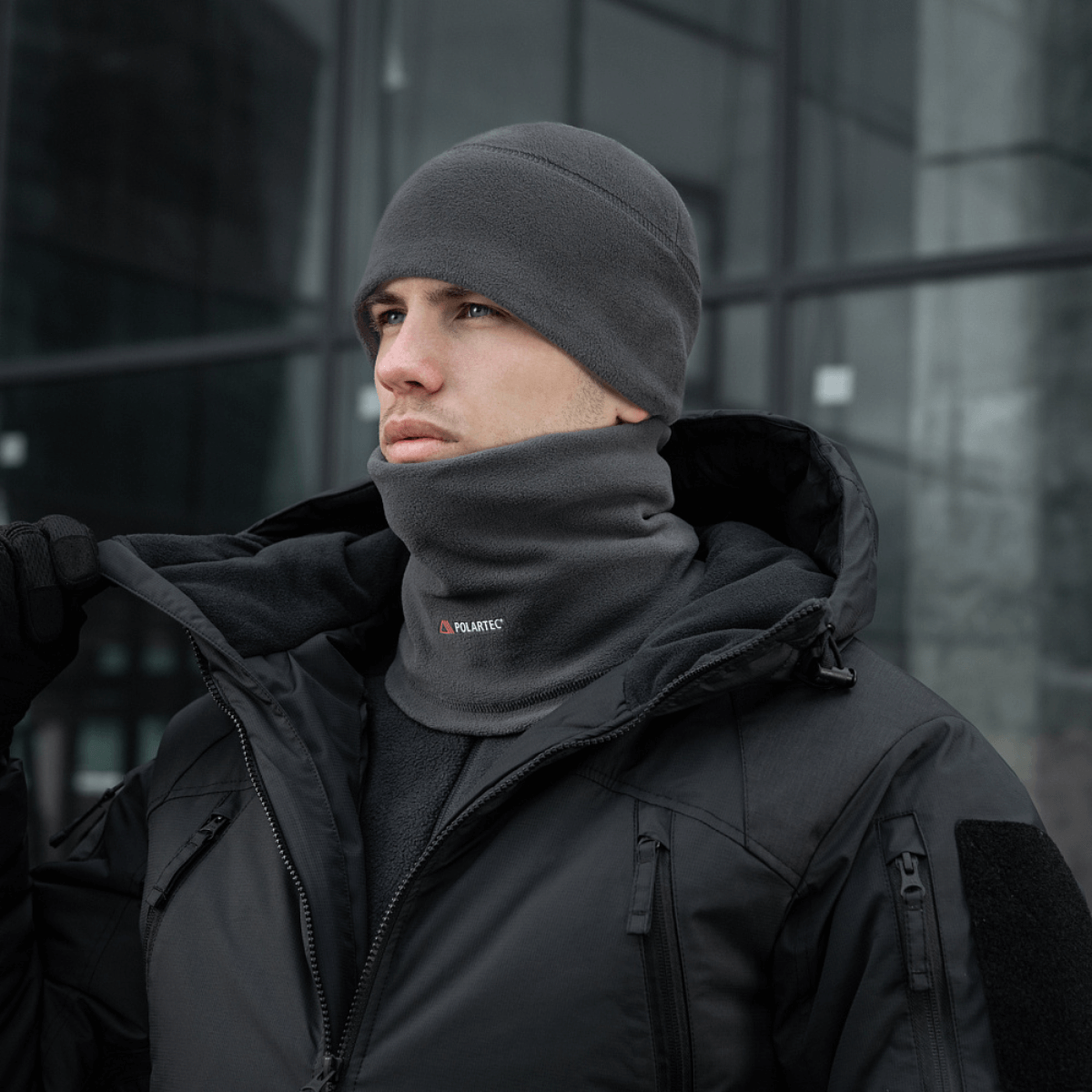 M-Tac Polartec Lang Tubehalstørklæde käytössä kylmässä säässä; monipuolinen fleece-kaulalämmitin, ihanteellinen harjoitteluun ja arkeen.