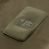 M-Tac Polo Elite Tactical Coolmax uniformipolo Coolmax®-materiaalilla, lähikuva M-Tac-logosta kankaassa.