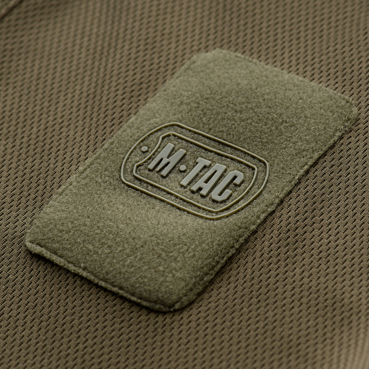 M-Tac Polo Elite Tactical Coolmax uniformipolo Coolmax®-materiaalilla, lähikuva M-Tac-logosta kankaassa.