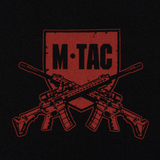M-Tac-logo, ristiin asetellut kiväärit mustalla taustalla, korostaa brändin sotilasinspiraatiota ja design-tyyliä.