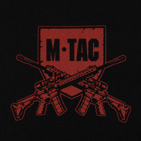 M-Tac-logo, ristiin asetellut kiväärit mustalla taustalla, korostaa brändin sotilasinspiraatiota ja design-tyyliä.