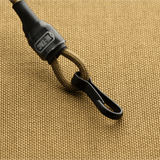M-Tac Safety Cord Medium for Carbine spiraalimuotoilu estämään varusteiden katoamista tai varkautta, D-ring ja MOLLE-kiinnitys.
