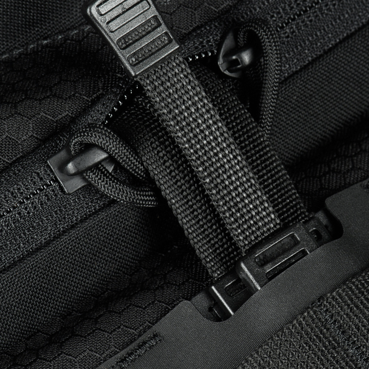 Lähikuva M-Tac Sling -pistoolilaukku Elite Hex Velcro, tukevat vetoketjut ja soljet, musta Cordura-kangas.