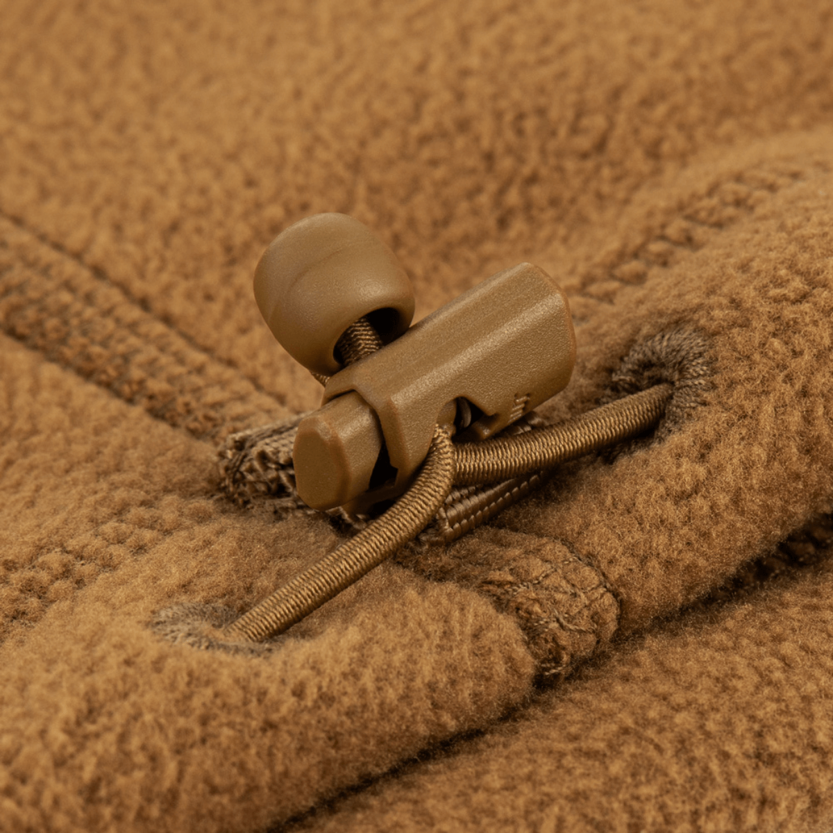 Lähikuva M-Tac Snood Elite Kort Justerbar Fleece -säätönarusta ja fleece-materiaalista, sopii kylmään säähän.