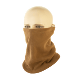 M-Tac Snood Elite lyhyt säädettävä fleece, käytössä kasvonaamiona mallinukella, suojaa kylmältä ja tuulelta säädettävällä istuvuudella.
