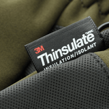 M-Tac Handsker Soft Shell Thinsulate, lähikuva Thinsulate-merkistä oliivinvihreällä taustalla.