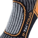 Lähikuva M-Tac Sokker Polar Merino 40%:sta, näyttää yksityiskohtaisen neulontakuvion ja logon ulkoilukäyttöön tarkoitetuissa sukissa.
