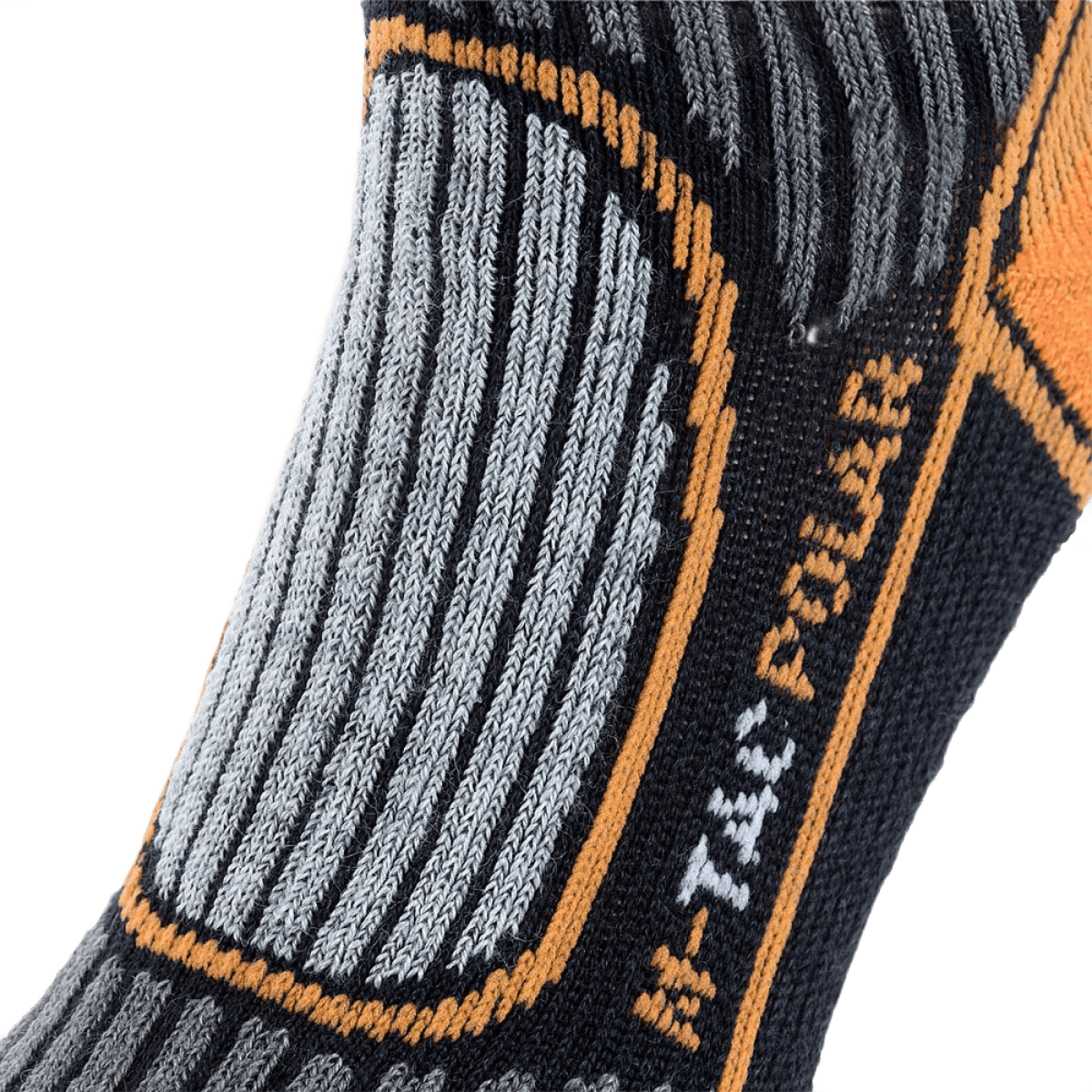 Lähikuva M-Tac Sokker Polar Merino 40%:sta, näyttää yksityiskohtaisen neulontakuvion ja logon ulkoilukäyttöön tarkoitetuissa sukissa.