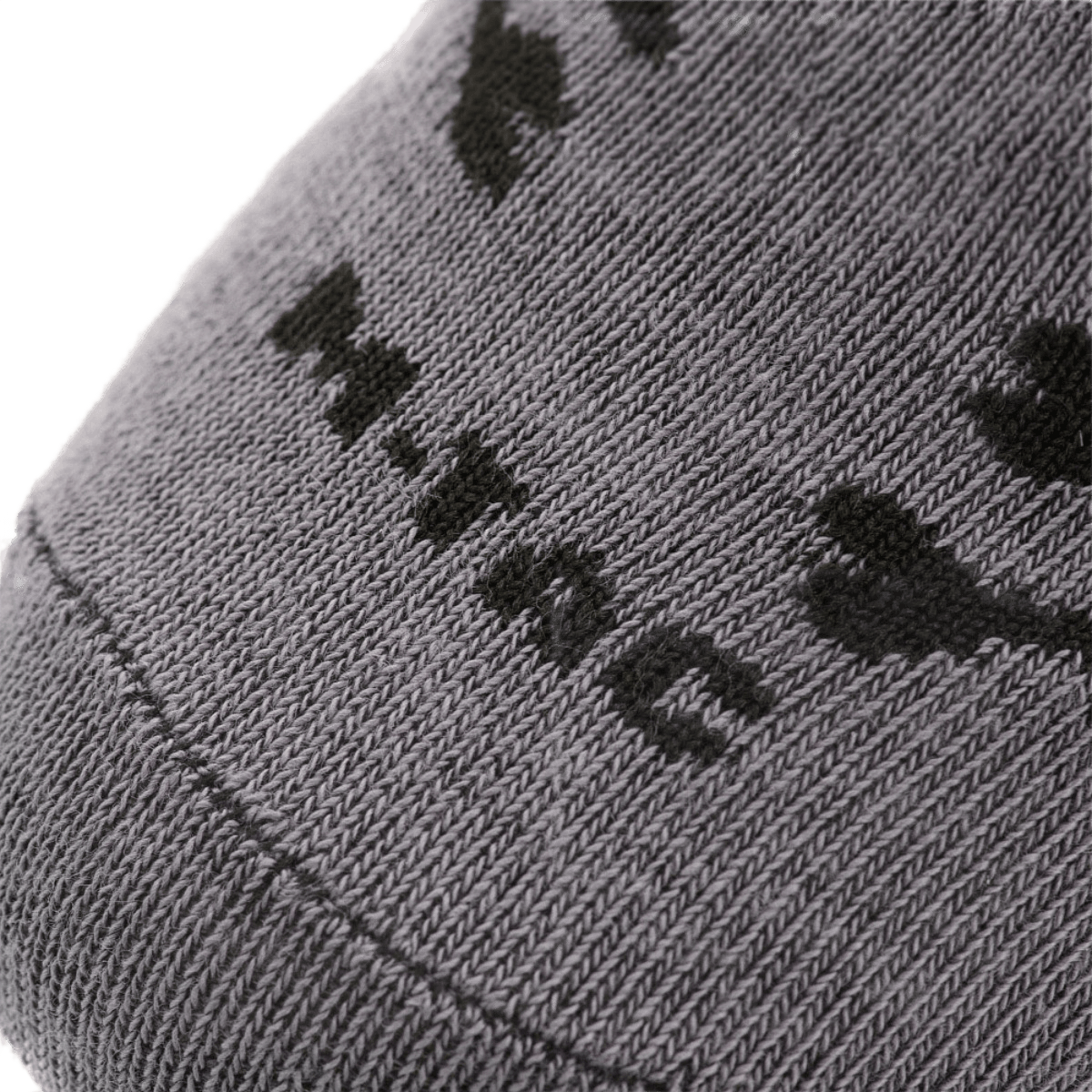 M-Tac kevyt kesäsukka Pirate Skull suunniteltu juoksuun lämpimässä säässä, ergonominen istuvuus ja hengittävä materiaali optimaaliseen mukavuuteen.