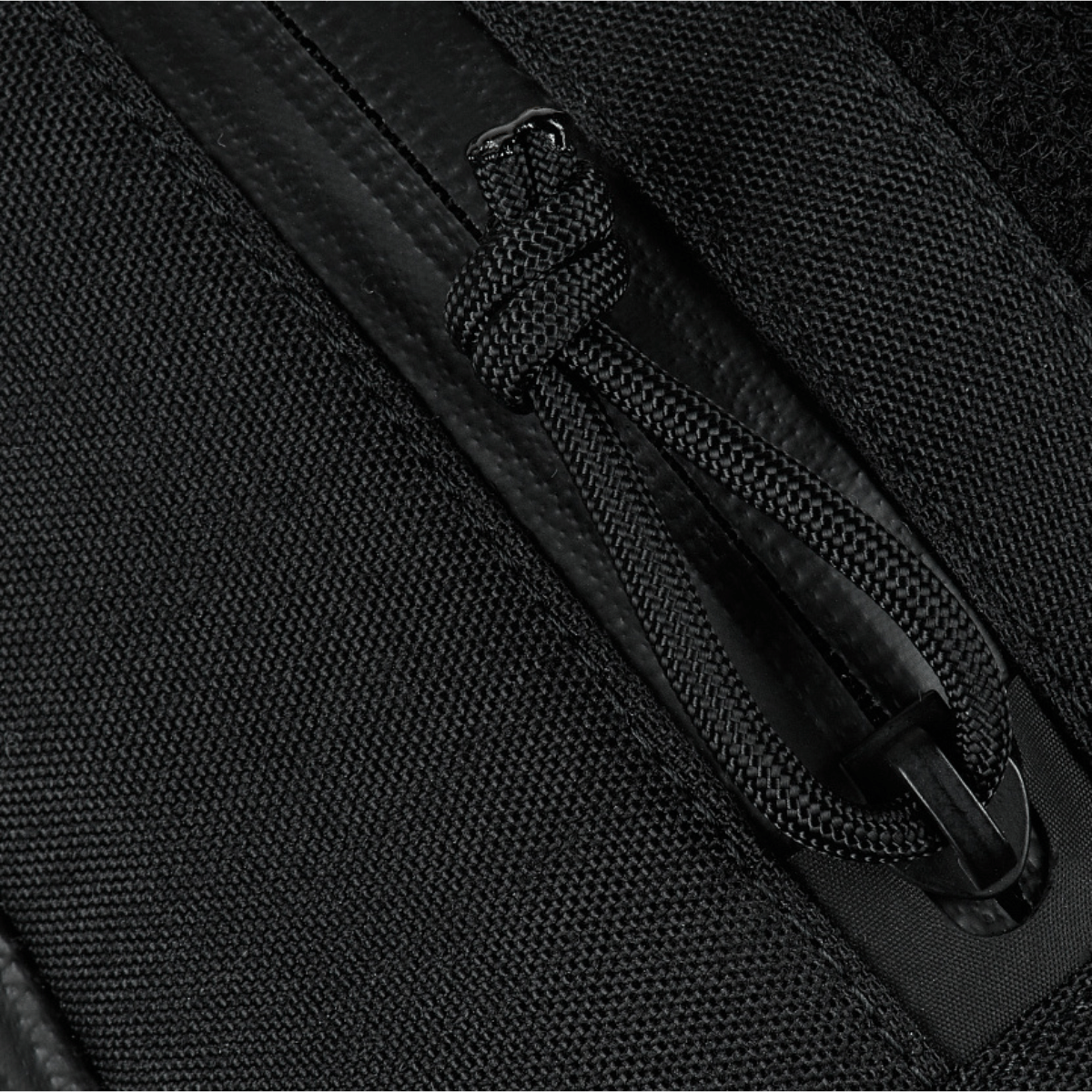 Yksityiskohta vetoketjusta ja Cordura-materiaalista M-Tac Sphaera Hardsling Bag Large Elite med Velcro -laukussa, näyttää kulutusta kestävän tekstuurin ja muotoilun.