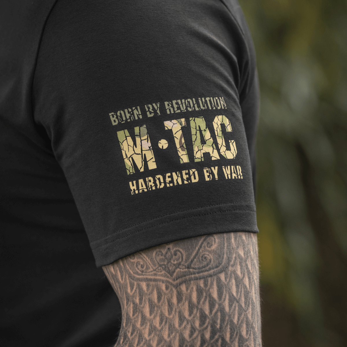 M-Tac T-Shirt Logo camokuvioinnilla ja hihan sloganeilla, "Born by Revolution – Hardened by War".