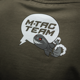 M-Tac T-Shirt Comics Drone Girl -paidassa sarjakuvapainatus, jossa pirullinen hymyilevä drooni ja teksti 'M-TAC TEAM'. Kunnioittaa ukrainalaisia droonioperaattoreita.