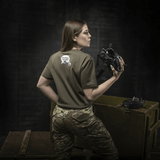 M-Tac T-Shirt Comics Drone Girl -paidassa droonivarusteita, kunnioittaa ukrainalaisia operaattoreita, osoittaa voimaa ja luovan painatuksen, mukava puuvillaseos.